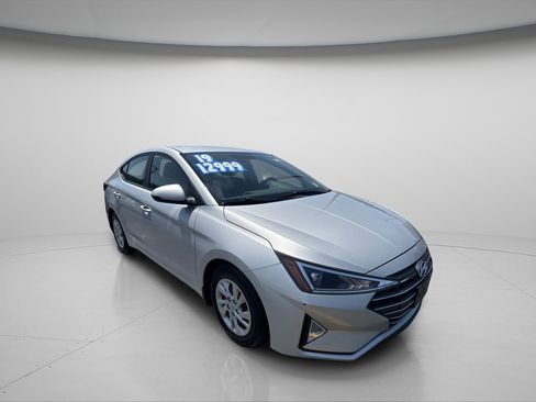 Used 2019 Hyundai Elantra SE w/ Winter Weather Package FWD image 6