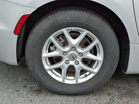 Used 2023 Chrysler Pacifica Touring-L FWD image 6