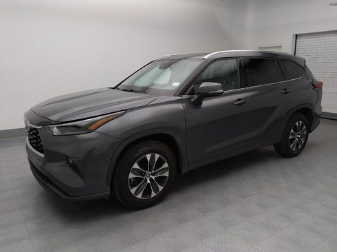 Used 2021 Toyota Highlander XLE image 2