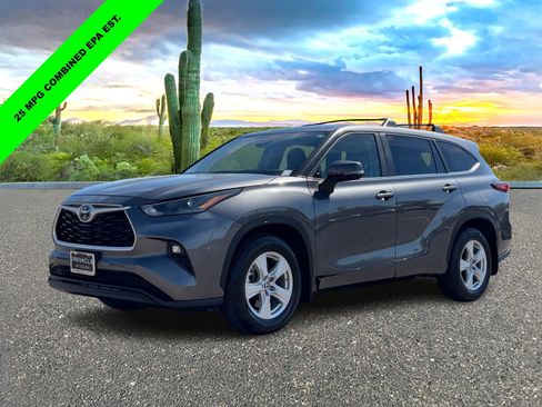 Used 2023 Toyota Highlander LE image 2