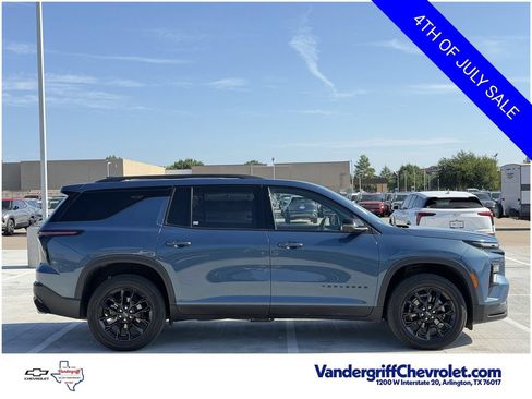 Certified 2025 Chevrolet Traverse LT w/ Midnight/Sport Edition FWD image 3