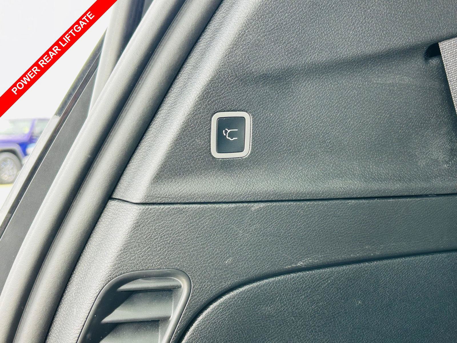 Used 2025 Chrysler Pacifica Select FWD image 11