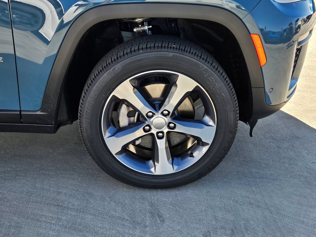New 2026 Jeep Grand Cherokee L Limited w/ Luxury Tech Group II AWD/4WD image 13