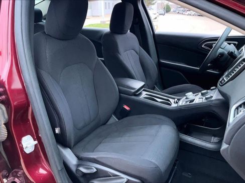 Used 2016 Chrysler 200 Limited image 7