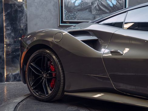 Used 2017 Ferrari 488 GTB RWD image 18