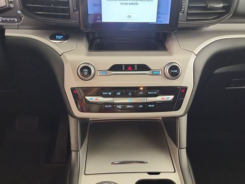 Used 2023 Ford Explorer XLT AWD/4WD image 16