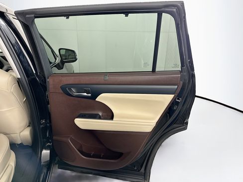 Used 2022 Toyota Highlander XLE image 32
