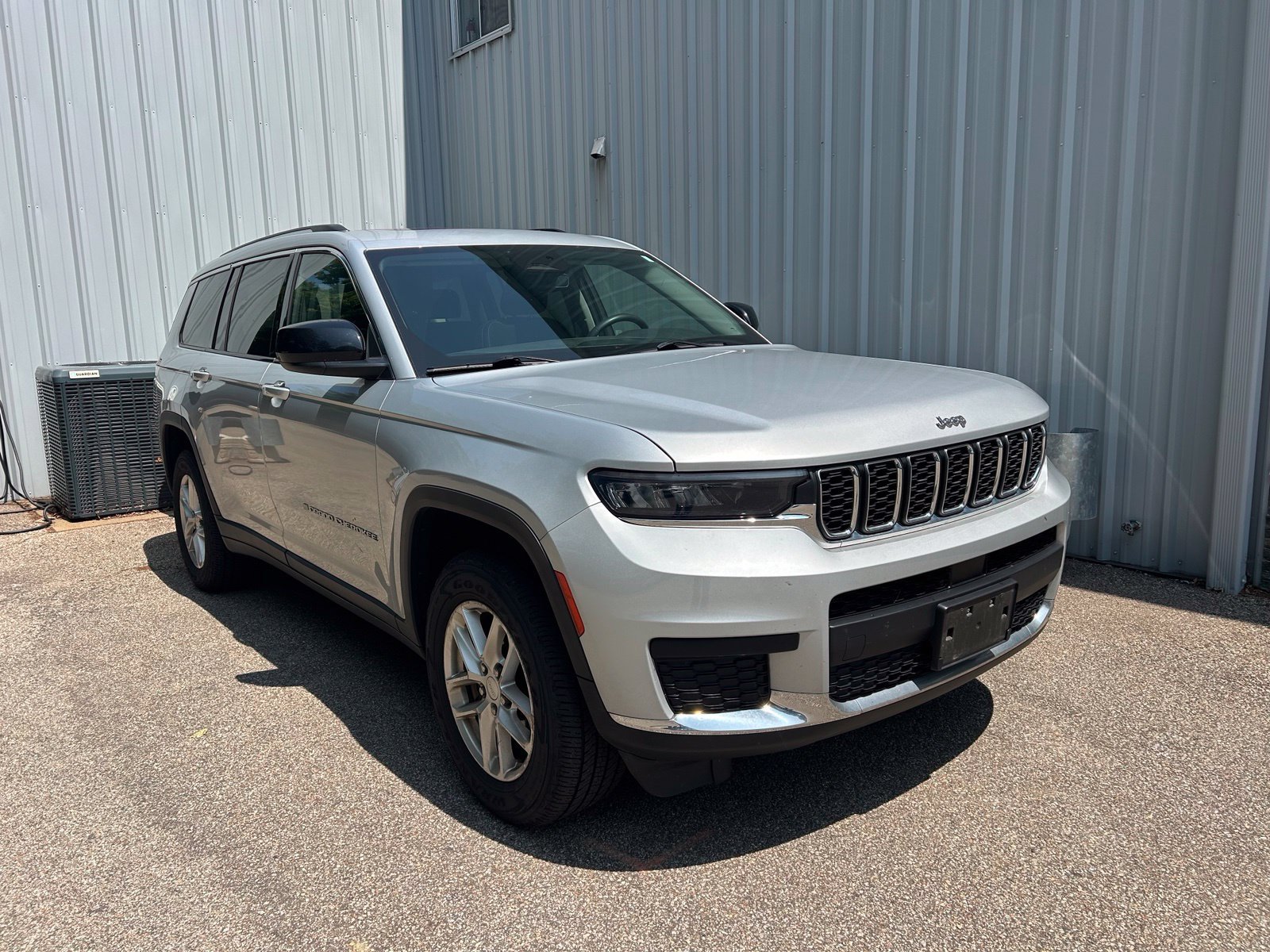 Used 2023 Jeep Grand Cherokee L Laredo AWD/4WD image 3