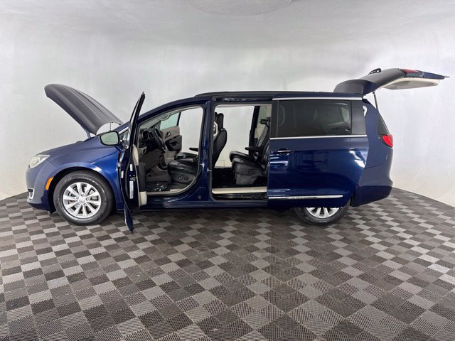 Used 2017 Chrysler Pacifica Touring-L FWD image 11
