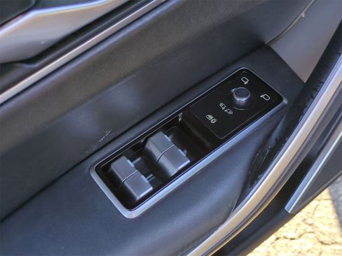 Used 2022 Jaguar F-PACE SVR image 24