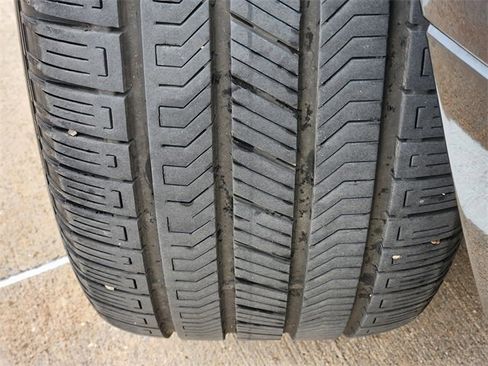 Used 2025 Land Rover Defender 130 X-Dynamic SE image 9