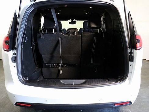 Used 2026 Chrysler Pacifica Select image 25