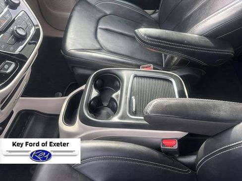 Used 2023 Chrysler Pacifica Touring-L FWD image 23