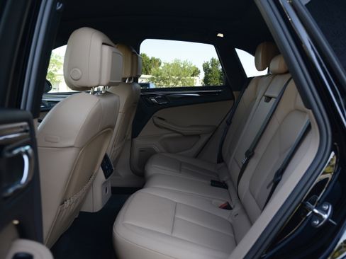 Certified 2025 Porsche Macan AWD/4WD image 31