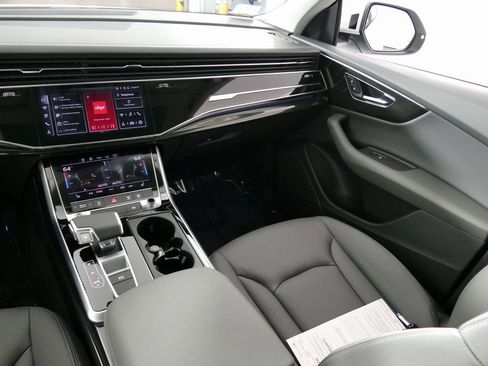 Used 2024 Audi Q8 Premium image 24