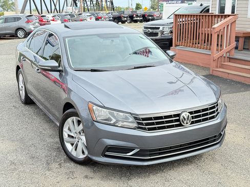 Used 2018 Volkswagen Passat 2.0T SE image 2