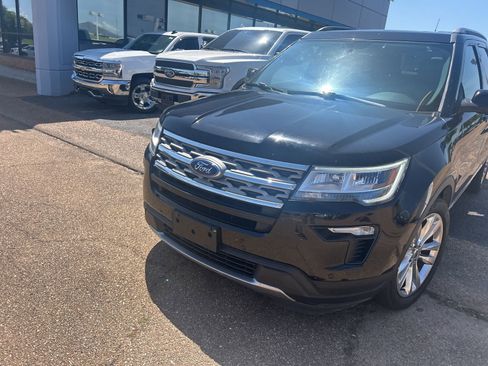Used 2018 Ford Explorer XLT w/ Equipment Group 202A FWD image 4