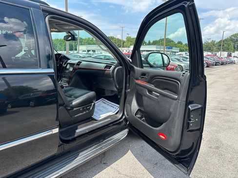 Used 2011 Cadillac Escalade ESV Luxury AWD/4WD image 9