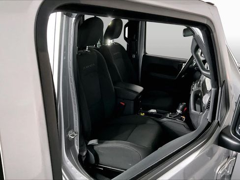 Used 2018 Jeep Wrangler Unlimited Sahara AWD/4WD image 8