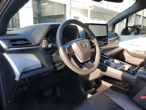 Used 2025 Toyota Sienna XSE FWD image 19