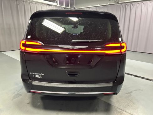 Used 2024 Chrysler Pacifica Touring-L image 6