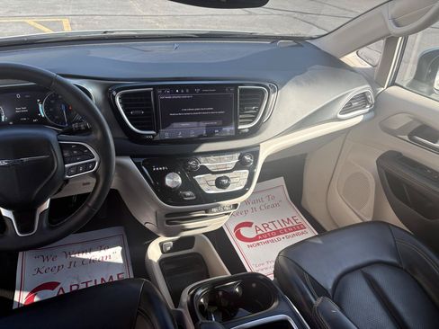 Used 2023 Chrysler Pacifica Touring-L FWD image 11