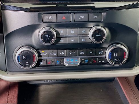 Used 2024 Ford Expedition Limited image 24