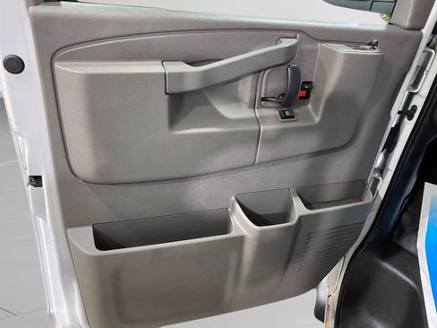 Used 2017 Chevrolet Express 3500 Extended RWD image 11