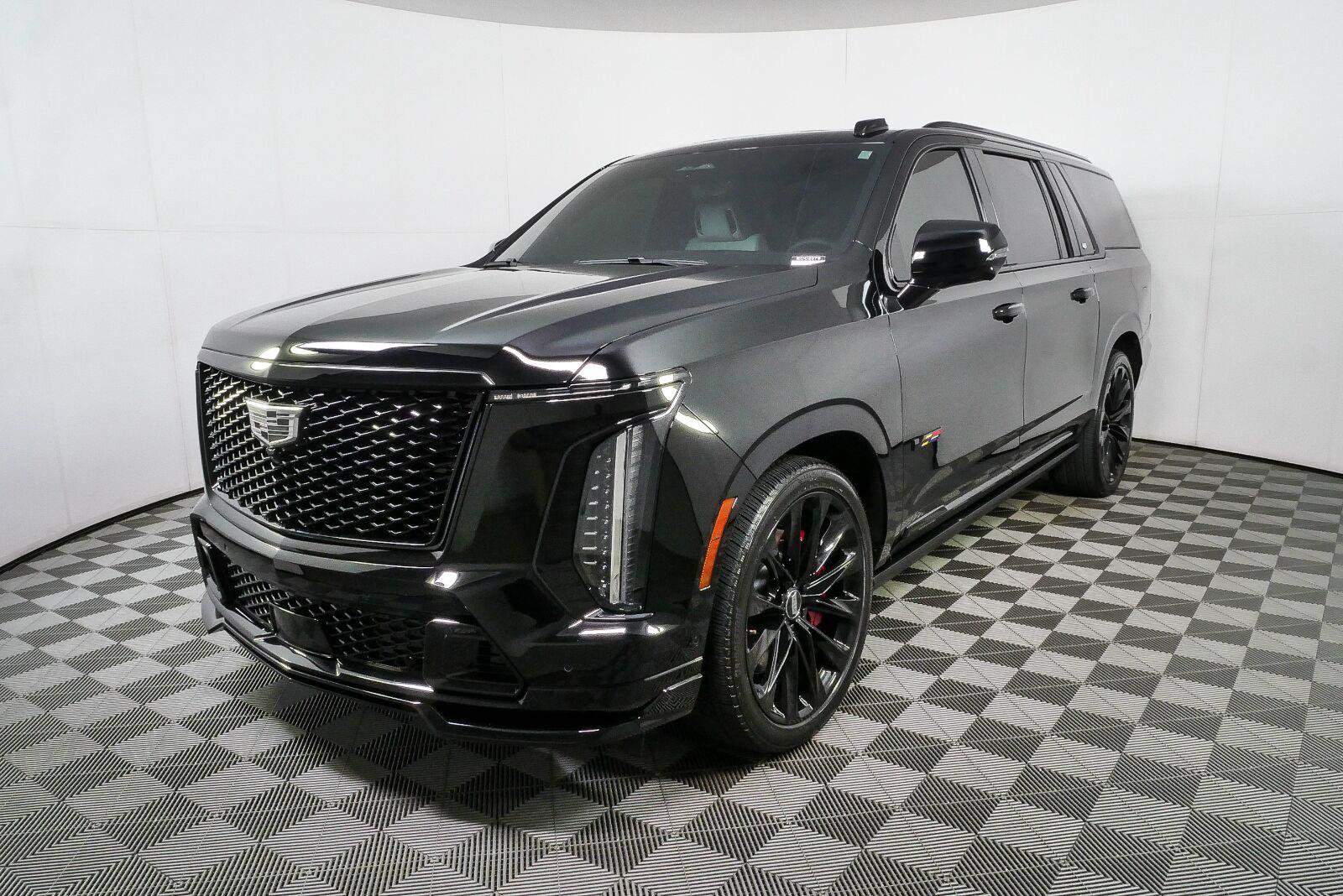 Used 2025 Cadillac Escalade ESV V w/ LPO, ONYX Package AWD/4WD image 29