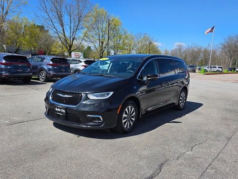 Used 2023 Chrysler Pacifica Touring-L FWD image 4