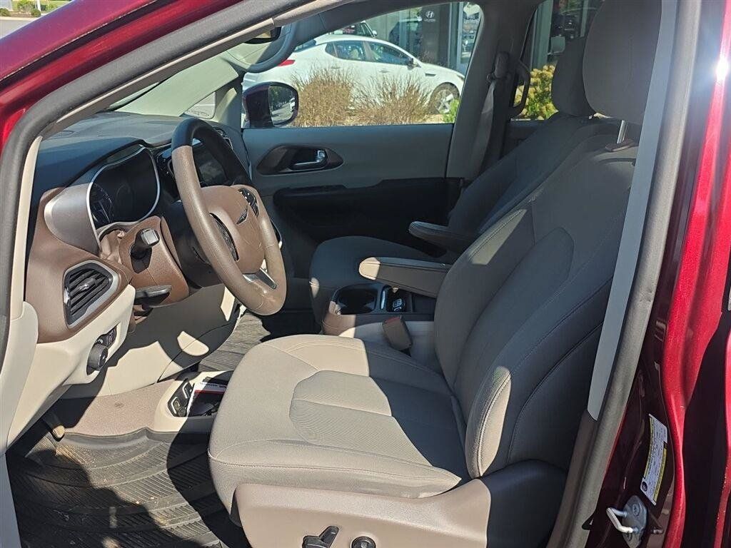 Used 2018 Chrysler Pacifica Touring Plus FWD image 9