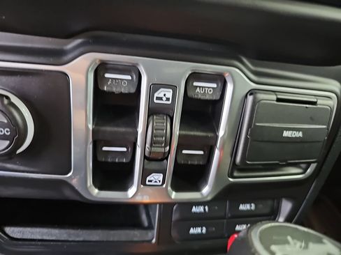 Used 2018 Jeep Wrangler Unlimited Sahara AWD/4WD image 26