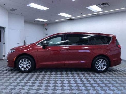 Used 2025 Chrysler Pacifica Select image 12