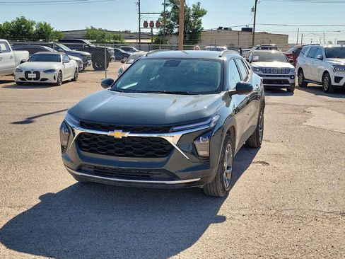 Used 2025 Chevrolet Trax LT FWD image 4