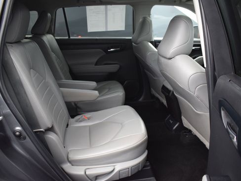 Used 2022 Toyota Highlander XLE image 11