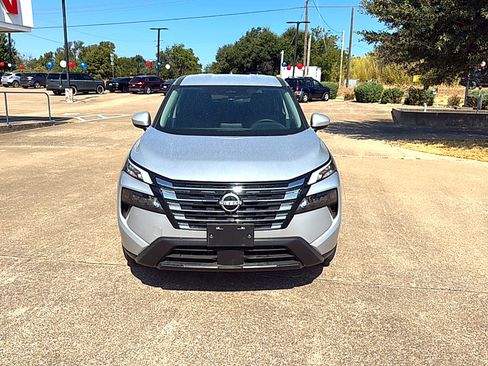 Used 2025 Nissan Rogue SV FWD image 3