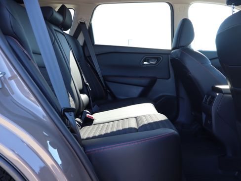 Used 2025 Nissan Rogue SV image 12