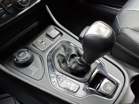 Used 2020 Jeep Cherokee Limited image 19