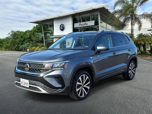 Used 2022 Volkswagen Taos SE image 1