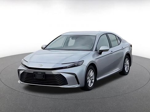 Used 2025 Toyota Camry LE image 7