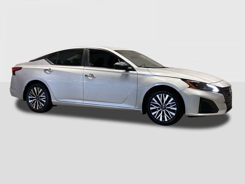 New 2025 Nissan Altima 2.5 SV image 6