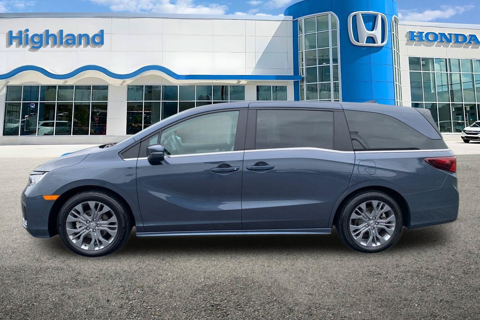 Used 2025 Honda Odyssey Touring image 2