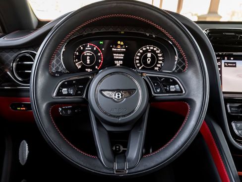 Certified 2025 Bentley Bentayga AWD/4WD image 15