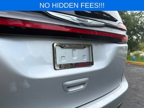 Used 2023 Chrysler Pacifica Touring-L FWD image 7