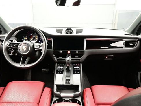 Certified 2025 Porsche Macan image 20
