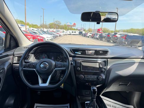 Used 2019 Nissan Rogue Sport S image 16