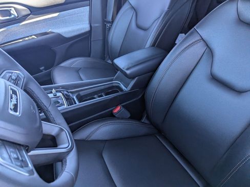 Used 2024 Jeep Compass Latitude image 16