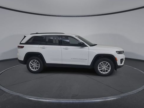 New 2026 Jeep Grand Cherokee Laredo w/ Trailer Tow Package AWD/4WD image 16