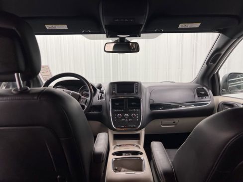 Used 2019 Dodge Grand Caravan SXT image 14
