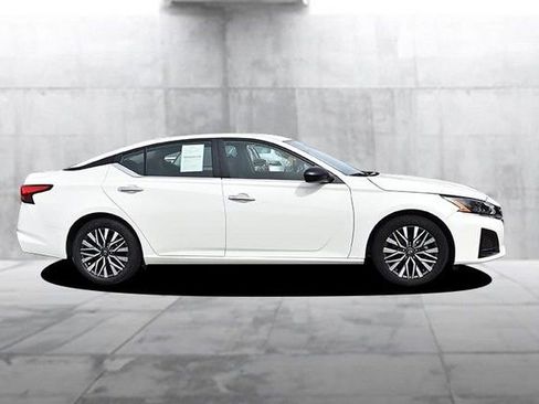 Certified 2025 Nissan Altima 2.5 SV image 5